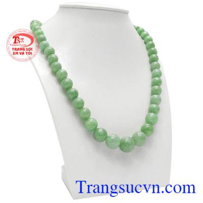 Chuỗi ngọc jadeite bình an được chạm khắc từ ngọc cẩm thạch thiên nhiên dạng hạt tròn.