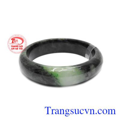 Vòng phỉ thúy ngọc được chạm khắc bản hẹ sang trọng và quý phái.