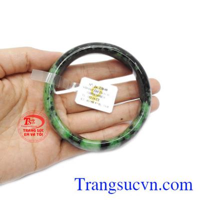 Sản phẩm có thể kết hợp cùng nhiều kiểu trang phục khác nhau. c