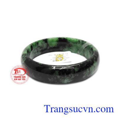 Vòng cẩm thạch thiên nhiên được chế tác bản hẹ rất sang trọng và quý phái.