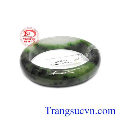 Vòng tay ngọc cao cấp được chế tác bản hẹ sang trọng và quý phái.