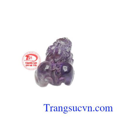 Tỳ hưu đá thạch anh trong được chế tác từ thạch anh tím thiên nhiên.