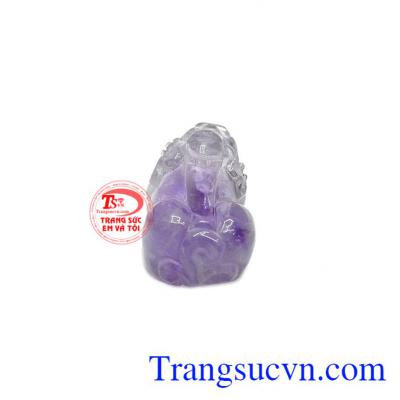 Đá thạch anh tím tỳ hưu mặt được chạm khắc tinh tế, hợp phong thủy.