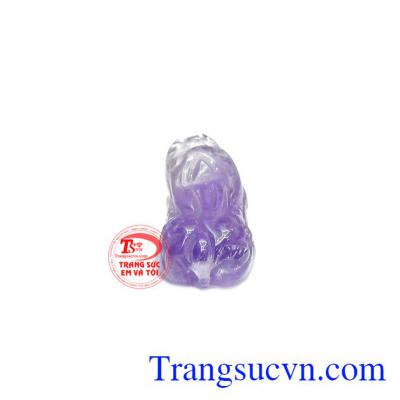 Thạch anh tím giúp người dùng cải thiện giấc ngủ, tăng cường trí nhớ và mang đến sự bình an.