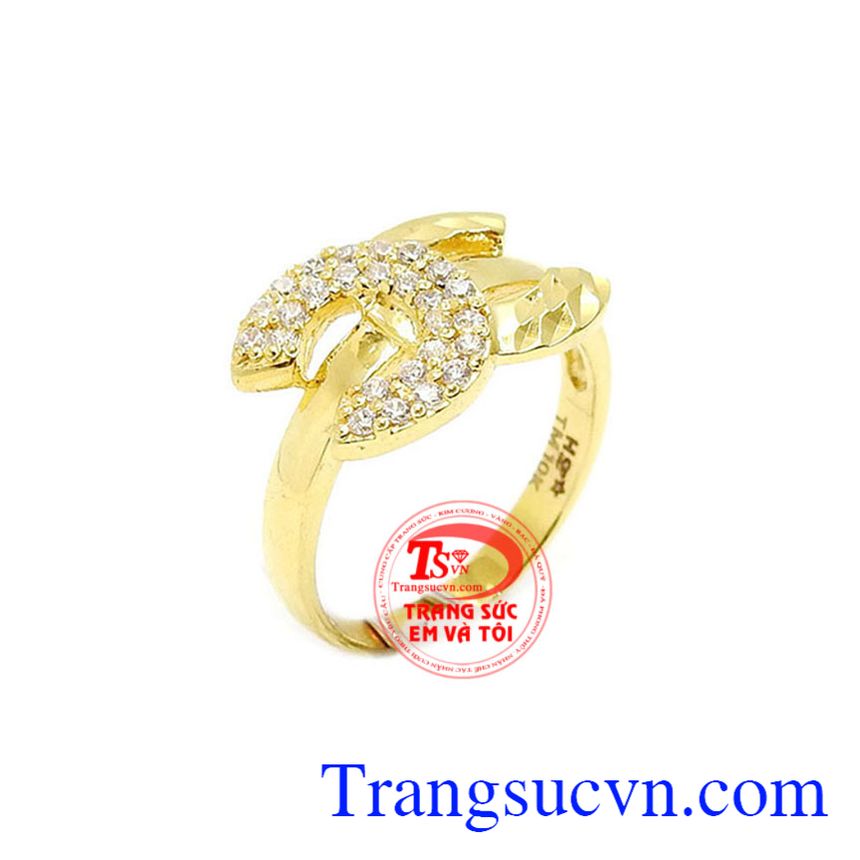 Nhẫn nữ vàng chanel bản to được chế tác từ vàng 10k sang trọng, tinh tế mang lại đẳng cấp cho chủ nhân