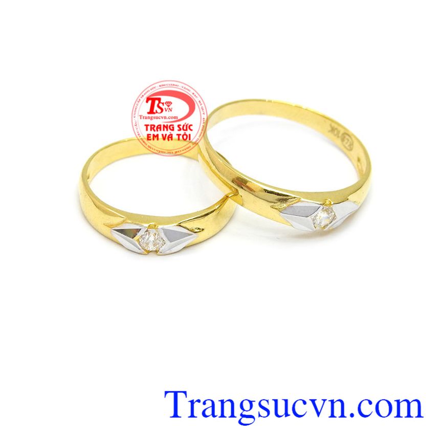 Nhẫn cưới hạnh phúc vàng 10k là sản phẩm được thiết kế đơn giản, nhưng cũng không kém phần trẻ trung, tinh tế.
