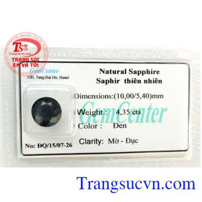 Từ xa xưa, sapphire đã được coi như biểu tượng của sự thông thái, quyền lực, chiến thắng và sự công bằng. Người ta cho rằng, sapphire làm cho con người trở nên bình tĩnh, chế ngự niềm đam mê và có khả năng ảnh hưởng tới dòng chảy của thời gian. Sapphire đ
