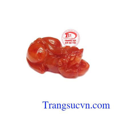 Được chế tác từ ngọc cẩm thạch thiên nhiên.