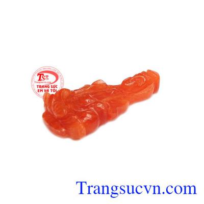 Ngọc cẩm thạch quan âm màu đỏ được chế tác từ ngọc cẩm thạch thiên nhiên.