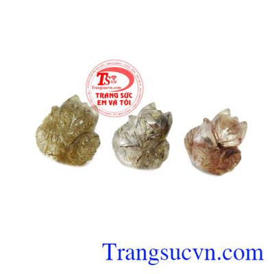 Hồ ly ôm hoa xinh xắn