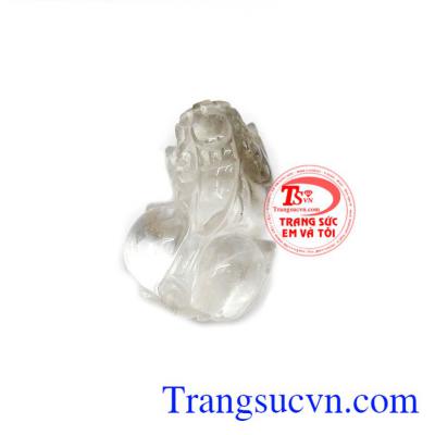 Mặt dây tỳ hưu thăng tiến là sản phẩm đá thạch anh tóc thiên nhiên, sản phẩm được chế tác tinh tế, sắc nét