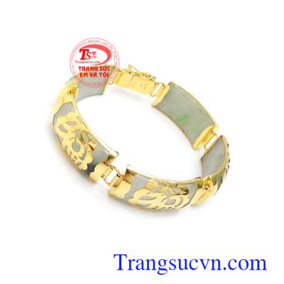 Lắc tay cẩm thạch bọc vàng chữ Phúc đeo hợp thời trang và phong thủy, chữ Phúc là biểu tượng cho sự may mắn, sung sướng và hạnh phúc