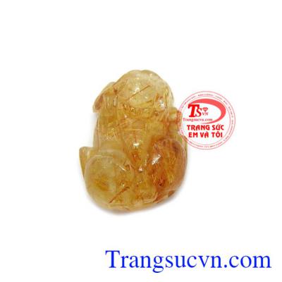 Tỳ hưu thành đạt là sản phẩm thạch anh thiên nhiên với các sợi rutile màu vàng nâu mang lại nguồn năng lượng tốt cho người đeo