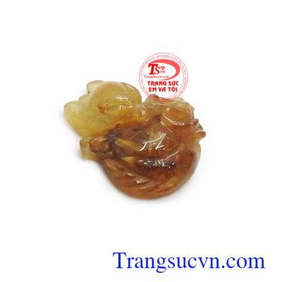 Mặt hồ ly thạch anh tóc chiêu tài là biểu tượng cho sắc đẹp, sự khôn khéo và quyền lực, mang hồ ly thạch anh tóc bên người sẽ giúp chủ nhân gặp nhiều may mắn, tài lộc và bình an