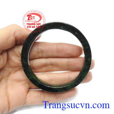 Vòng ngọc cẩm thạch hợp với tất cả các mệnh