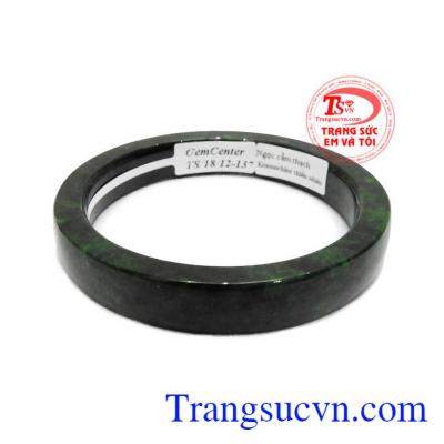 Theo ý nghĩa tâm linh vòng cẩm thạch sẽ mang đến phúc khí, giúp chủ nhân sở hữu chiếc vòng luôn đạt được ý nguyện