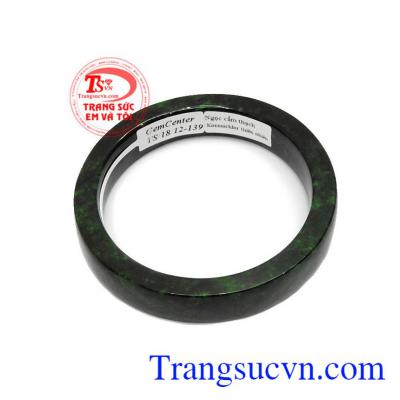 Vòng ngọc cẩm thạch bách niên là sản phẩm được chế tác từ loại đá cẩm thạch có dòng vân sang trọng