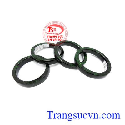 Vòng ngọc cẩm thạch bách niên là món quà vô giá cho người thân yêu của bạn.