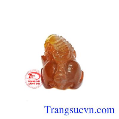 Tỳ hưu được chạm khắc từ mã não thiên nhiên hợp phong thủy.