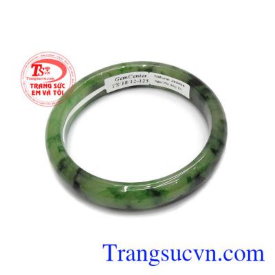 Vòng ngọc cẩm thạch kim sa được chế tác nguyên khối từ đá cẩm thạch, mang một giá trị to lớn cho người sở hữu.