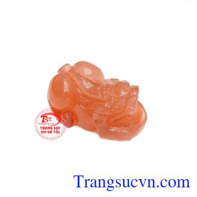 Tỳ hưu mã não hợp mệnh được chế tác từ đá mã não thiên nhiên.