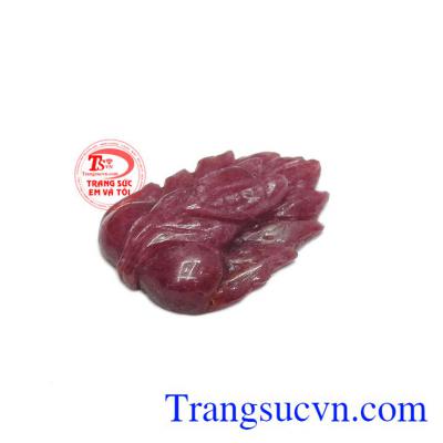 Mặt ruby hồ ly thích hợp bọc vàng để làm mặt dây nhằm tăng thêm giá trị cho sản phẩm.