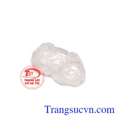 Tỳ hưu thạch anh hồng tiền tài là sản phẩm thạch anh hồng được chế tác hình tỳ hưu sắc nét, tinh tế