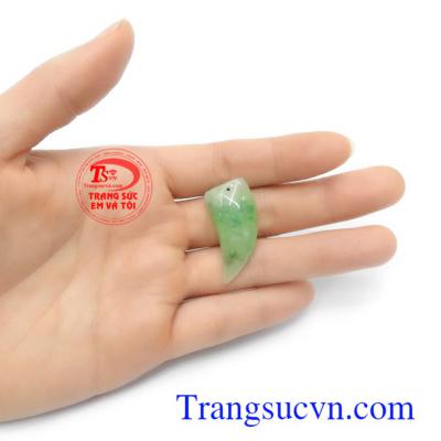 Mặt dây chuyền hình móng độc đáo, sắc nét