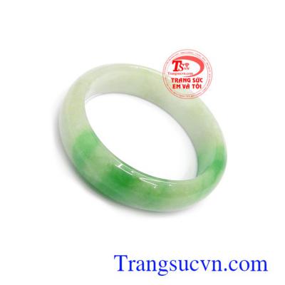 Vòng ngọc phỉ thúy cát khí đeo đẹp, hợp phong thủy, ngọc phỉ thúy có tác dụng chiêu tài lộc, công danh, mang may mắn và bình an cho người đeo