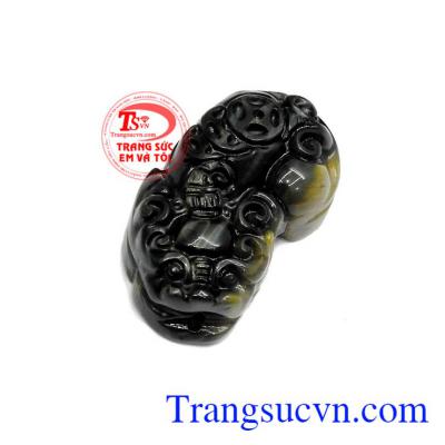 Mặt tỳ hưu mắt hổ dũng mãnh được chế tác từ loại ngọc mắt hổ có hiệu ứng mắt mèo
