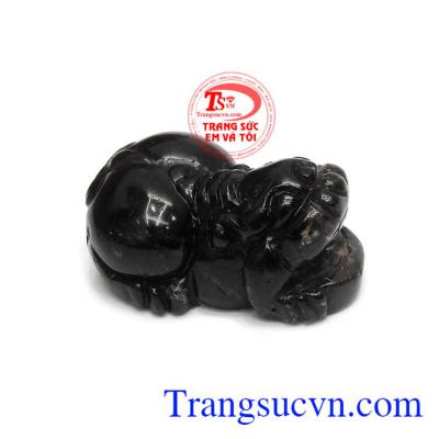 Đá thạch anh được tạo ra với những tinh thể màu lấp lánh và các tập hợp chất turin tạo cho thạch anh khói hiệu ứng tỏa sáng, một vẻ đẹp tuyệt diệu