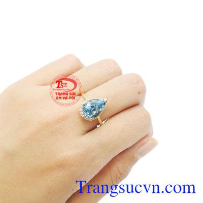 Sản phẩm kết hợp đá topaz thiên nhiên và vàng tây 14k bền đẹp.