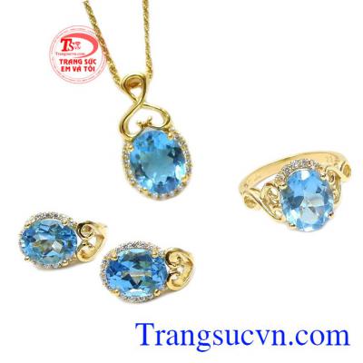 Trang sức vàng gắn đá quý mang đến vẻ đẹp sang trọng và quý phái cho người dùng. 