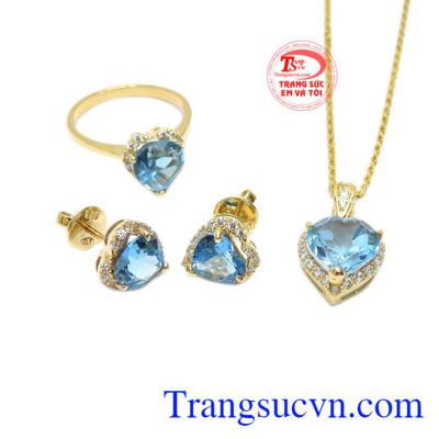 Sản phẩm có thể kết hợp cùng nhiều trang phục khác nhau. 