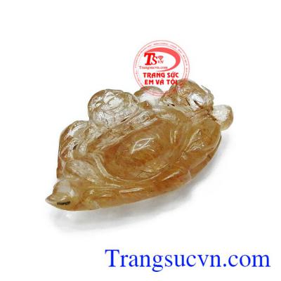 Phật di lặc được chế tác từ đá thạch anh tóc vàng sẽ rất phù hợp với người mệnh kim, mệnh thổ vì thế những người mệnh này nên mang theo người như vật hộ mệnh