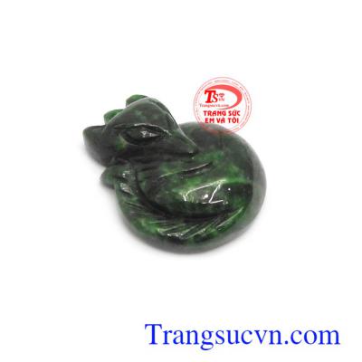 Mặt Hồ ly phỉ thúy may mắn trong phong thủy hồ ly là biểu tượng cho sắc đẹp, sự khôn khéo và quyền lực, mang hồ ly bên người giúp may mắn trong đường tình duyên, khôn khéo trong giao tiếp, củng cố quyền lực, chiêu tài lộc, phú quý cho người đeo