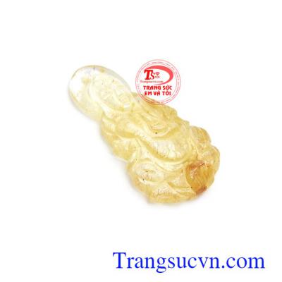 Phật Bà thạch anh tóc hưng thịnh mắn tượng trưng cho sự may mắn, lạc quan, vui vẻ và loại bỏ điềm xui cho người đeo, phù hợp bọc vàng hoặc bạc làm mặt dây chuyền đeo hợp thời trang và phong thủy