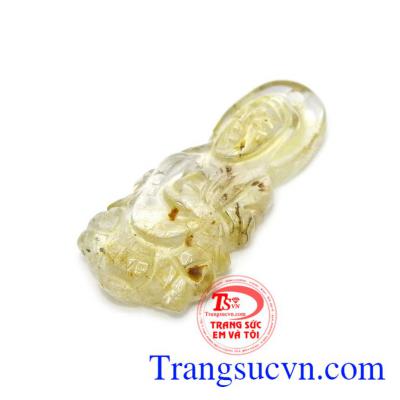 Thạch anh tóc vàng giúp chủ nhân có tinh thần thông thái, kích thích não bộ, rất phù hợp với người hoạt động xã hội, yêu thích nghệ thuật