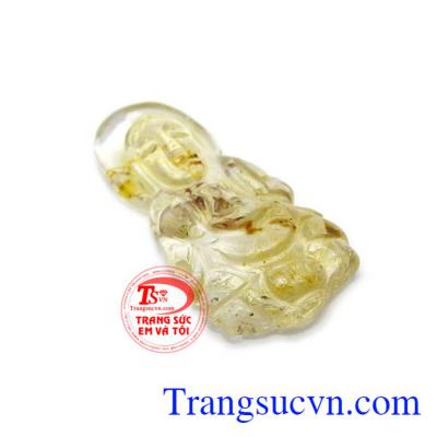 Thạch anh tóc vàng chứa nguồn năng lượng rất lớn, chúng giúp người đeo hấp thụ được phúc khí từ loại đá này