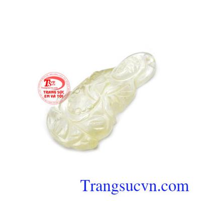 Mọi người đeo mặt dây phật Quan Âm với ước muốn để cầu bình an, loại trừ các điều rủi ro, đau khổ, thể hiện lòng thành kính hướng phật