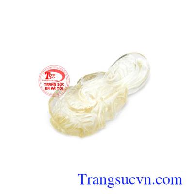 Mọi người thượng đeo mặt Phật bà với ước muốn để cầu bình an, loại trừ các điều rủi ro, đau khổ, thể hiện lòng thành kính hướng phật