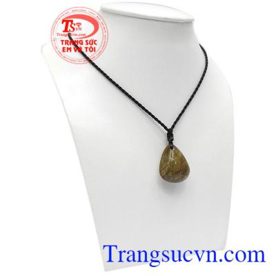 Thạch anh tóc giúp cho người đeo minh mẫn, tinh thần lạc quan và tăng cường trí nhớ