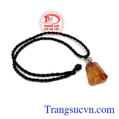 Mặt dây thạch anh tóc dễ dàng kết hợp với các trang phục quần áo