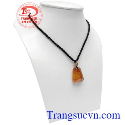 Mặt dây thạch anh tóc tự nhiên mang nguồn năng lượng dồi dào với các sợi rutile hướng lên trên, mang lại nhiều may mắn và phát triển theo hướng đi lên