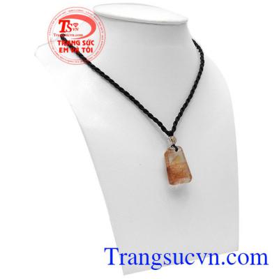 Mặt dây thạch anh tóc cao cấp mang trong mình nguồn năng lượng tốt, giúp người đeo tăng cường trí nhớ, giảm căng thẳng, mệt mỏi