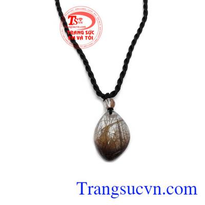 Mặt dây thạch anh tóc thành đạt có các sợi rutile tóc hướng lên trên đem lại nhiều may mắn, thuận lợi cho người đeo