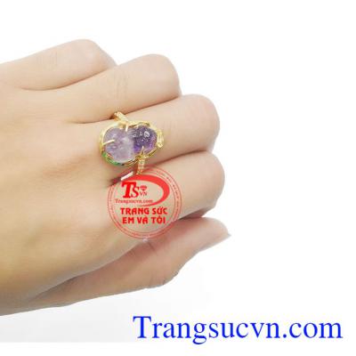 Nhẫn nữ tỳ hưu chiêu lộc là sản phẩm đá thạch anh tím thiên nhiên