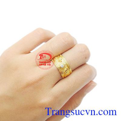 Sản phẩm kết hợp giữa vàng tây 18k và kim cương thiên nhiên.