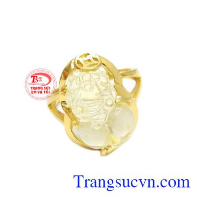 Nhẫn nữ tỳ hưu thạch anh vàng tinh tế được chế tác từ vàng tây 10k và thạch anh vàng thiên nhiên. 