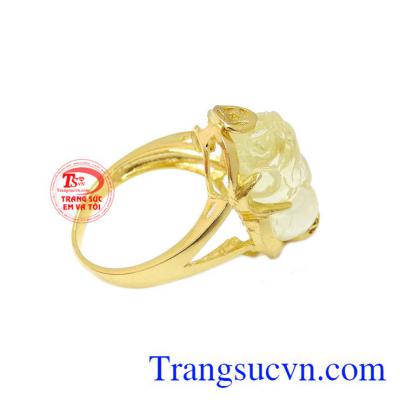 Trong phong thủy, thạch anh được coi là viên đá may mắn của những ai sinh tháng 11.